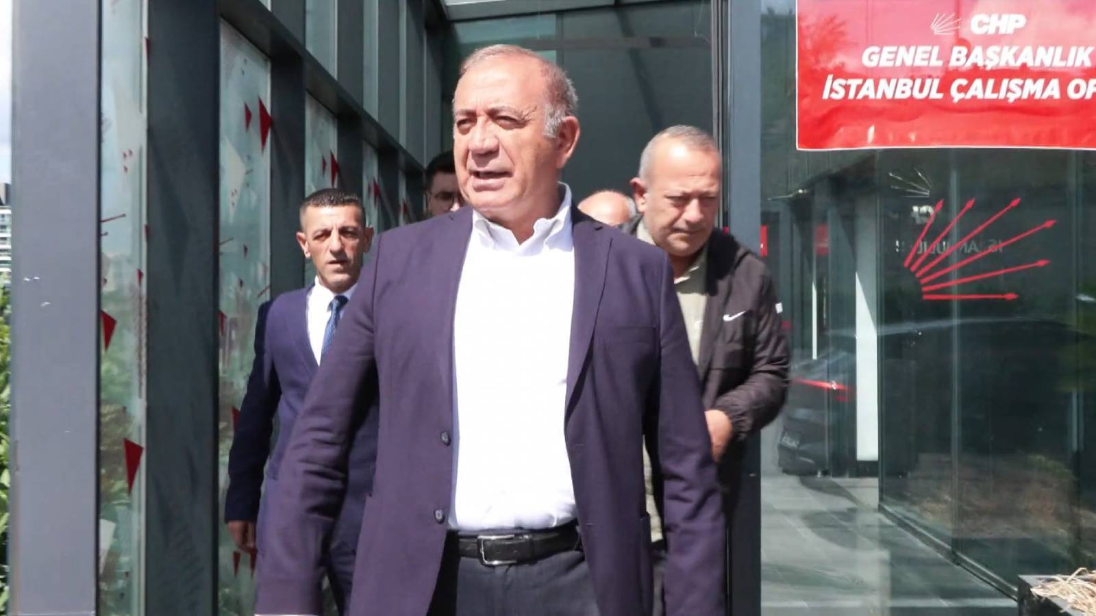 Gürsel Tekin: Her sabah bir yalanı bir iftirayı düzeltmekten yorulduk
