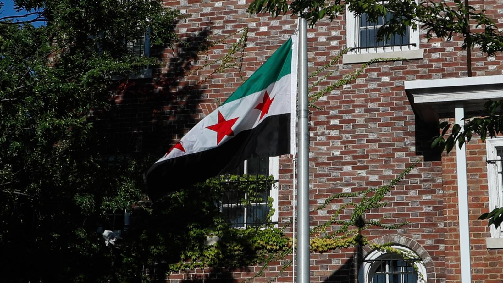 Üç yıldızlı Suriye bayrağı Washington’da göndere çekildi, “Suriye’nin uluslararası alandaki meşruiyetinin teyidi” denildi
