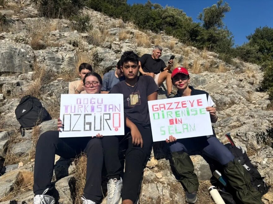 izmirde lise ogrencilerinden gazze ve dogu turkistan icin farkindalik yuruyusu YwlMAyuD.jpg